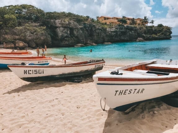 Boten op stranden in Curaçao